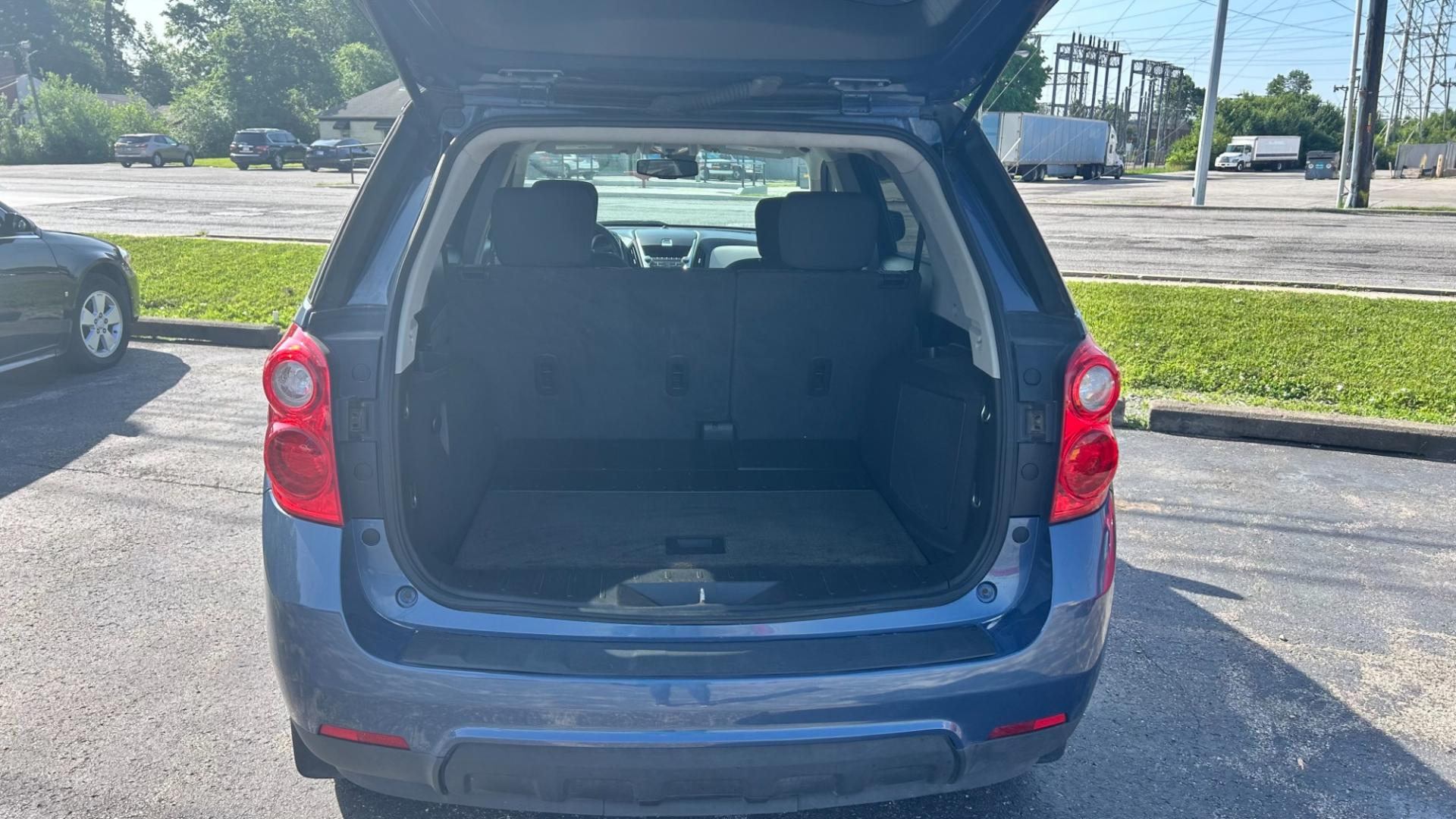 2011 BLUE /GRAY Chevrolet Equinox LT (2CNALDEC6B6) with an 2.4L L4 DOHC 16V engine, 6-Speed Automatic transmission, located at 2710A Westlane Rd., Indianapolis, IN, 46268, (317) 291-2000, 39.885670, -86.208160 - Photo#6